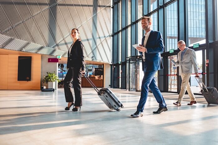 Professionnel en déplacement à l'aéroport avec son forfait mobile pro international Luvimobile