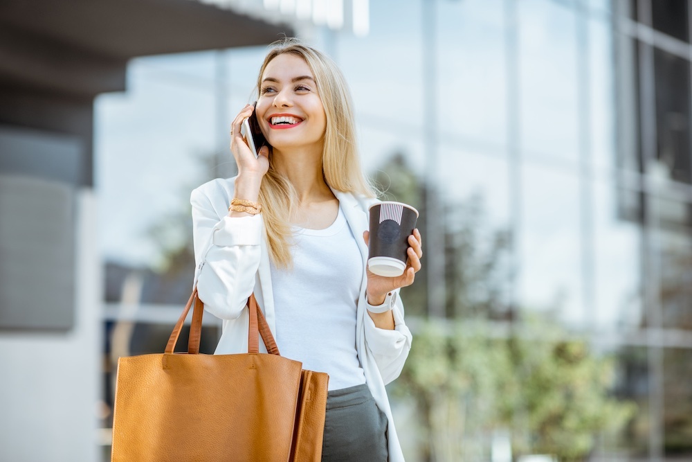 Professionnel en déplacement à l'aéroport avec son forfait mobile pro international Luvimobile